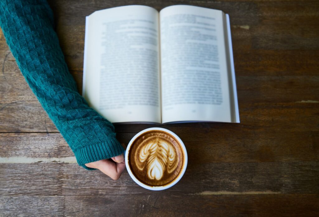 bog og kaffe