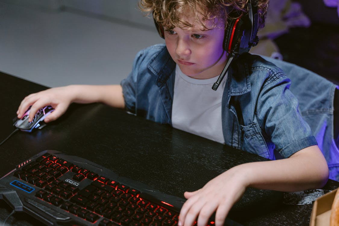 Dreng spiller computer